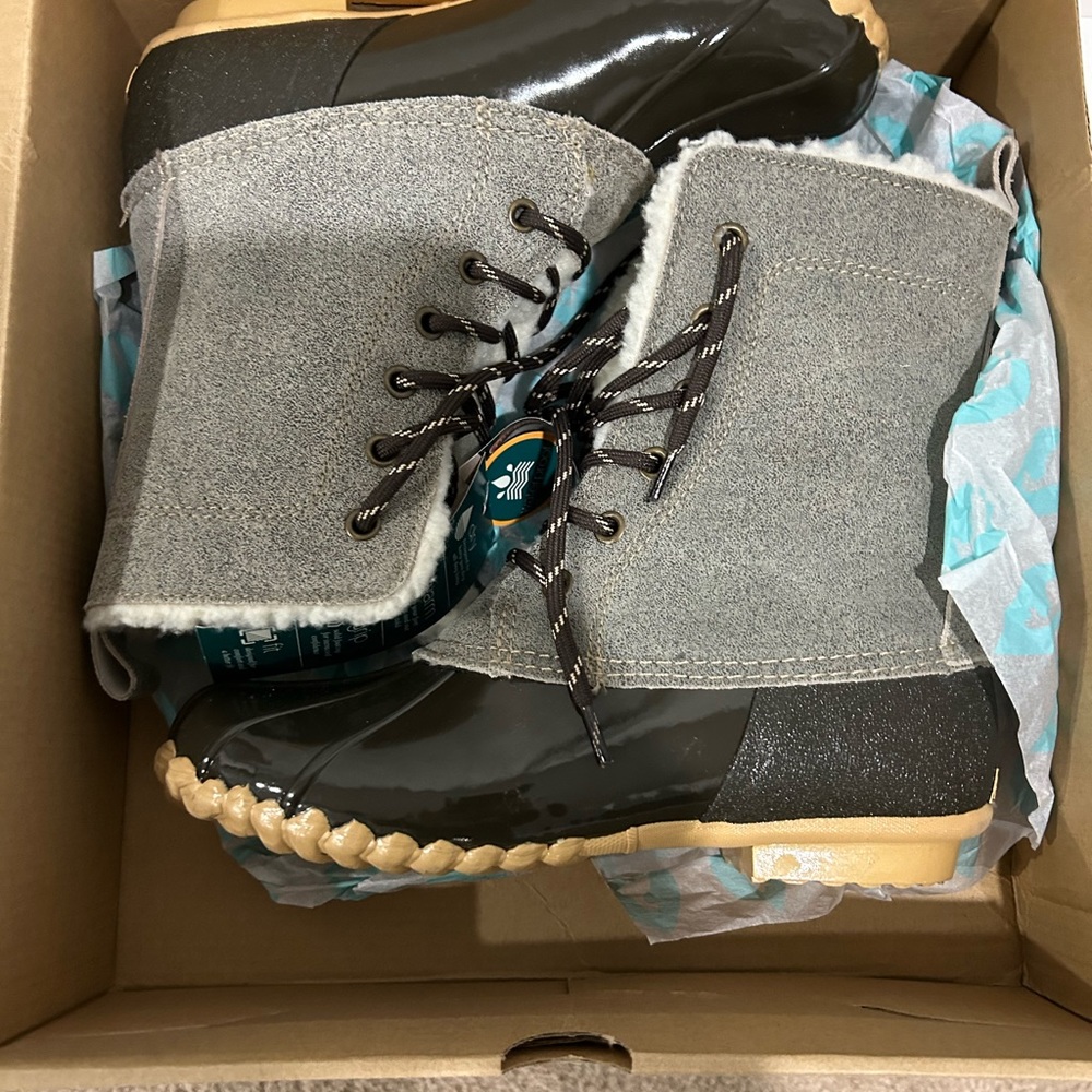 Brand new sports snow/rain boots.Never worn